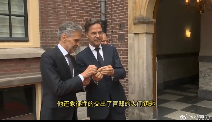 荷兰首相马克•吕特卸任交接后，骑着自行车，一溜烟回家了_https://www.izongheng.net_影像记录_第1张