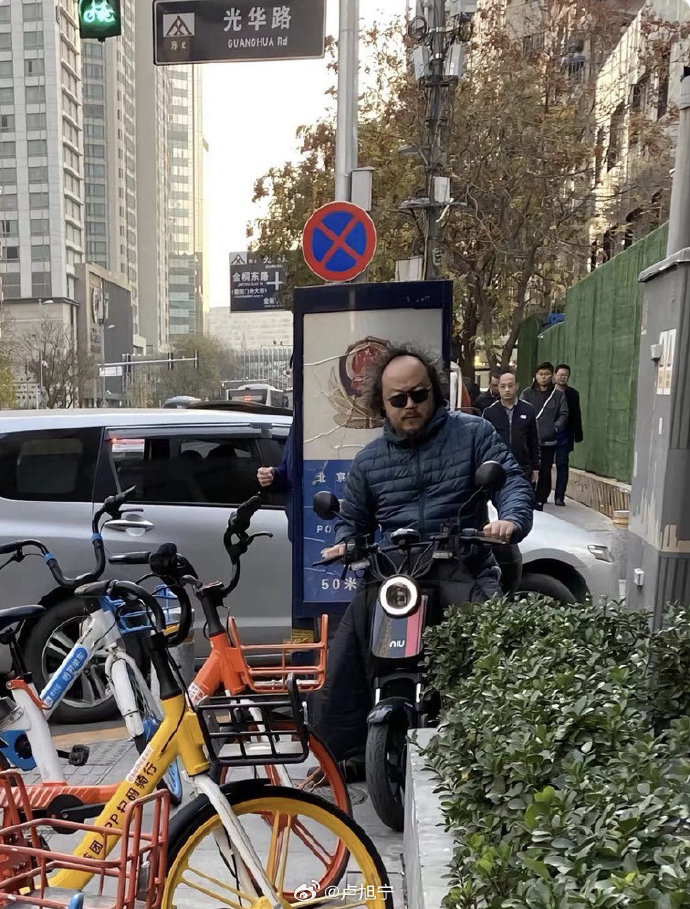 窦唯在光华路_https://www.izongheng.net_影像记录_第1张