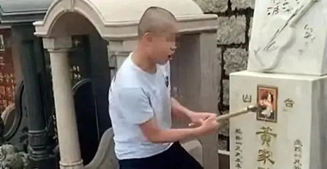 黄家驹墓碑再遭铁锤砸和涂鸦，详情披露！其弟黄家强曾报警_https://www.izongheng.net_影像记录_第1张
