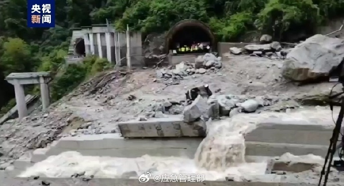 雅康高速突遇泥石流隧间桥垮塌 有车辆掉坠_https://www.izongheng.net_快讯_第1张