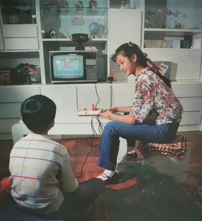 1988年，打游戏的姐弟俩_https://www.izongheng.net_影像记录_第1张