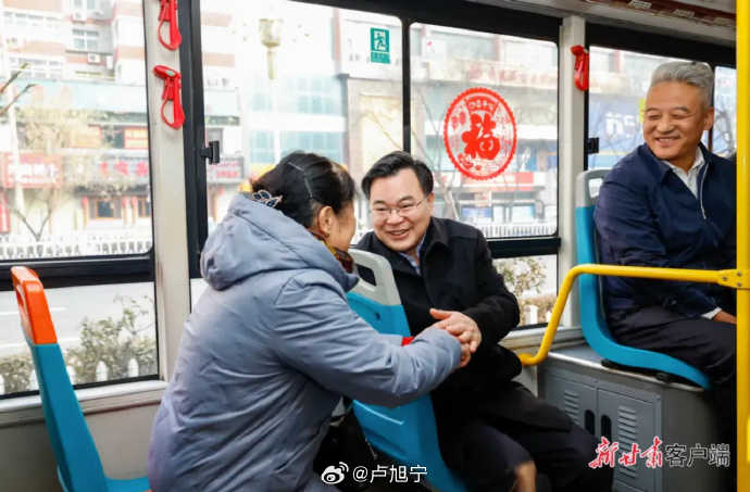 大年初一，甘肃省委书记坐公交车与市民交谈_https://www.izongheng.net_影像记录_第1张