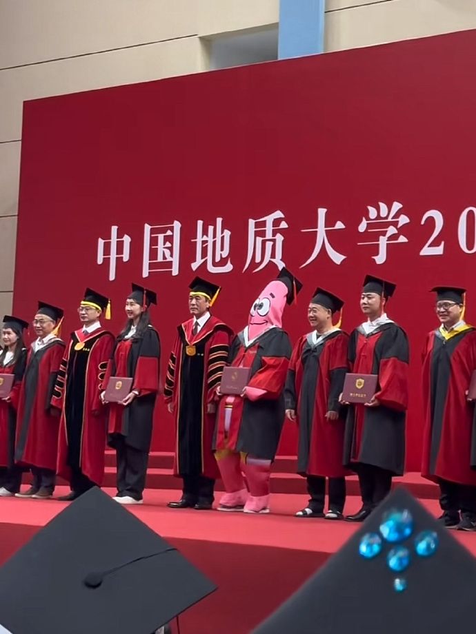 当你穿成派大星参加博士毕业典礼_https://www.izongheng.net_影像记录_第2张