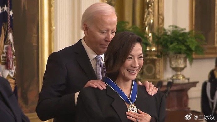 杨紫琼在白宫获得美国总统自由勋章_https://www.izongheng.net_影像记录_第1张