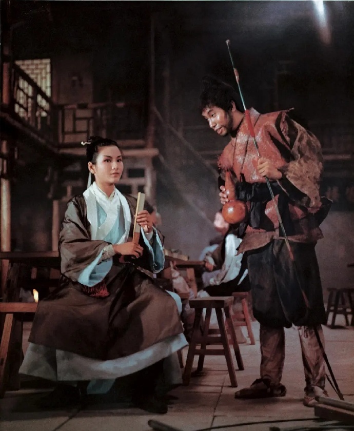 “回望”这个动作，可能是郑佩佩一生很多时刻在做的事_https://www.izongheng.net_影像记录_第1张